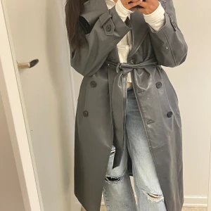 Skinn kappa  - Grå Skinnkappa från Bershka  Använd en gång, säljer då jag har för många skinn jackor (Pris kan disskuteras)