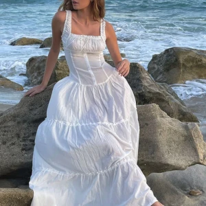 Frankies bikini Christabelle Ruffle Maxi Dress - ny oanvänd med lappar dröm sommar klänning känd som ”bbl dress” online eftersom att den är strechy + snatching, det är en us xs alltså en eu s den passar eu 34-38 bäst (78-85 byst 62-70 midja 78-90+ höft) 130cm ish lång Köpt för 2800kr + frakt/import