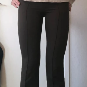 Oliv gröna Flare byxor  - Säljer dessa byxor som liknar kostymbyxor💕De är i storlek 32 och är bootcut. Passar för dig som är mellan 165 till 175 ungefär🥰