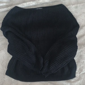 Svart tröja - Jätte söt tröja från SHEIN, den är aldrig använd🤍 den sitter jätte fint på axlarna skulle säga lite off shoulder-ish. 