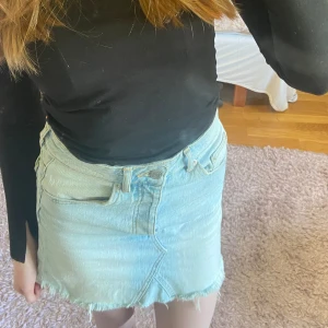 Jeanskjol - En jeanskjol i storlek 34 från Gina Tricot