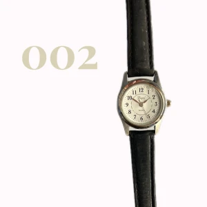 Vintage liknande damklocka - Svart damklocka med vintage utseende. Max 17cm omkrets