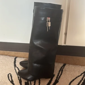 Givenchy Shark boots  - Aldrig använda, inspirerade ”shark boots” alltså inte äkta, passar dig som har storlek 38 också. Kan mötas upp i Stockholm annars står ni själva för frakten 💕