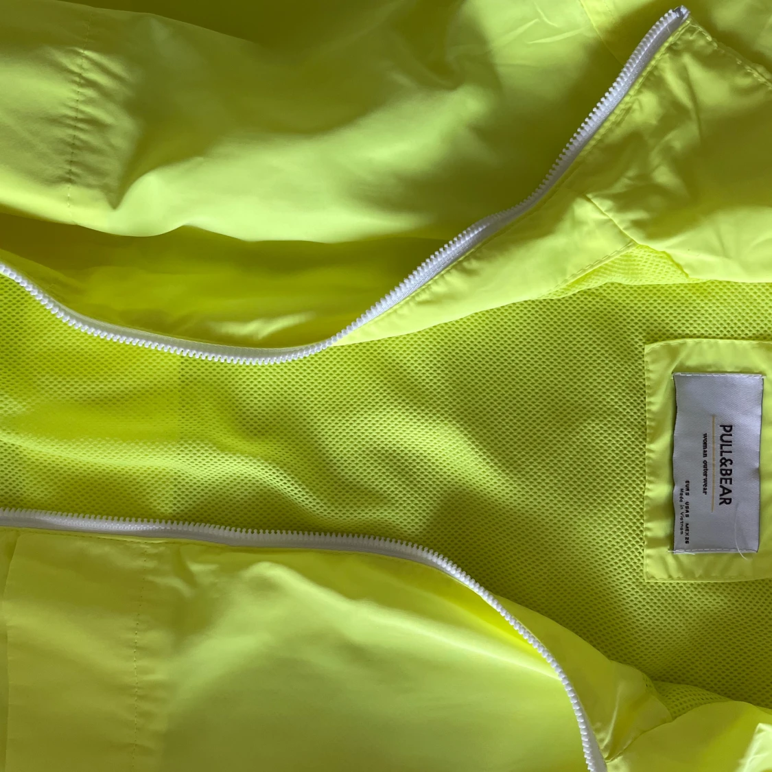 Neon yellow jacker with raglan sleeves  - 92