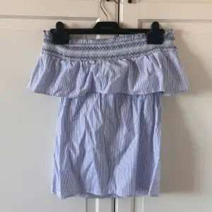 Offshoulder topp från Prime mark! Står storlek 34, men jag är 36 eller 38 och den funkar bra för mig. 