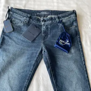 Hej! Jag säljer ett helt sprillans nya Jacob cohën jeans som bara är provade! Modellen är 413 alltså Slim fit. Allt og medföljer. Nypris runt 5000kr mitt pris 1799kr! Säljer pga att de var för små.