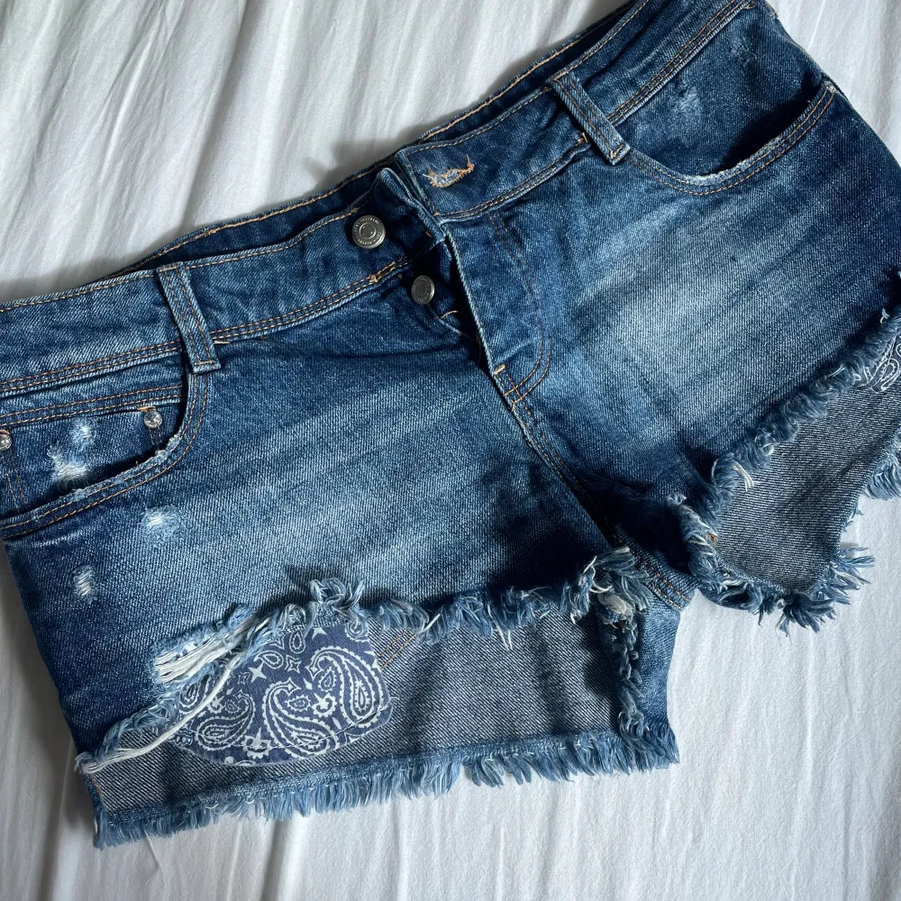 Lågmidjade jeansshorts från Zara i storlek M (38). I jättebra skick med fina detaljer.. Shorts.