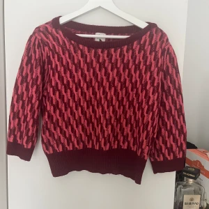 Trekvarts ärmar tröja - Korta ärmar. Den är superfin och fina färger. Det står L men jag har S/M och den är perfekt fit. Tror inte att den skulle passa L.