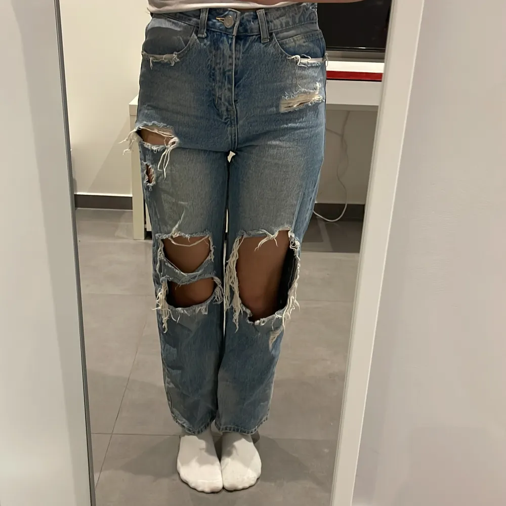 Jag säljer ett par blåa jeans, jag tror de är mid wide jeans. De säljs för att de kommer aldrig till användning och är för korta för mig.   (Skriv gärna för mer bilder eller om ni har frågor kring byxorna! ) . Jeans & Byxor.