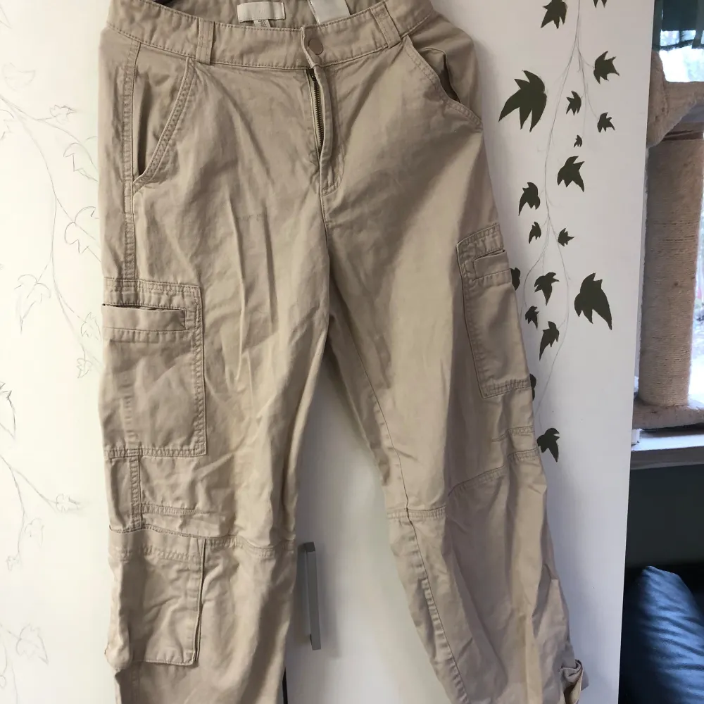 Säljer ett par cargo byxor som jag köpte på hm för ungefär ett år sedan, dom har inga synliga defekter.  Storlek 34, passar bra på mig som brukar ha storlek S på byxor . Jeans & Byxor.