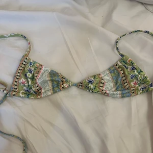 Bohemiska bikiniöverdel  - Använder aldrig, har tappat bort underdelen! 