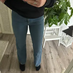 Säljer dessa mörkblå jeans då de blivit för små för mig! Väldigt stretchigt material och i fint skick💓Frakt ingår i priset!