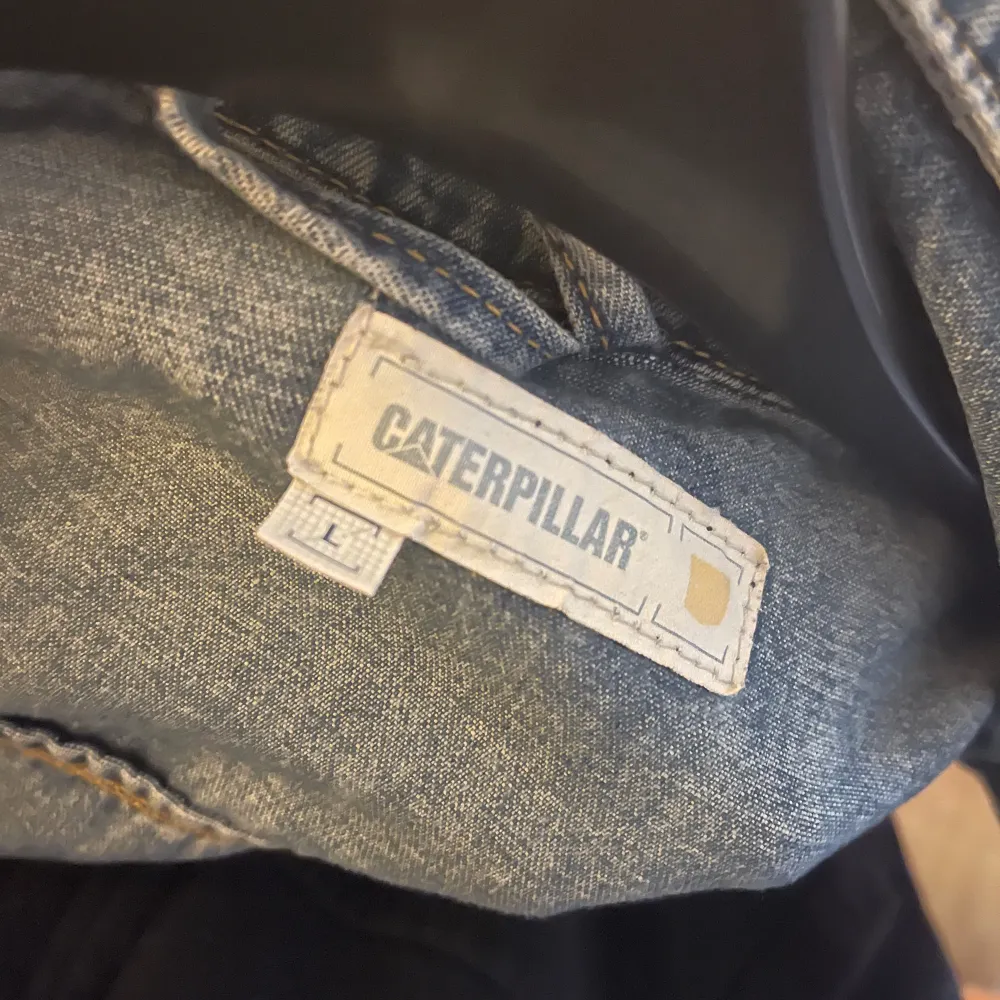 En jeansjacka från märket Caterpillar!  Storlek L . Jackor.