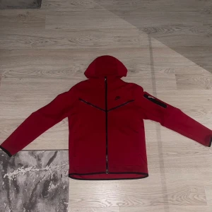 Nike tech fleece  - Säljer Nike tech fleece i nyskick, inga defekter. Använd fåtal gånger! Storlek M. Säljer för 600kr. Nypris:1250kr. 