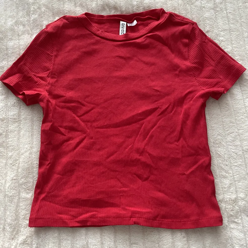 Röd, ribbad hm T-shirt i fint skick. Bara använt ett fåtal gånger.. T-shirts.