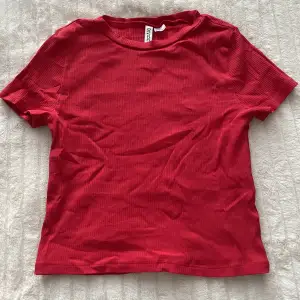 Röd, ribbad hm T-shirt i fint skick. Bara använt ett fåtal gånger.