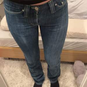 Jättefina blåa jeans som är bootcut och lågmidjade. Säljer då dom är för små. Dom är som storlek 32/34. Ordinarie pris är ca 1500. Använd fåtal gånger
