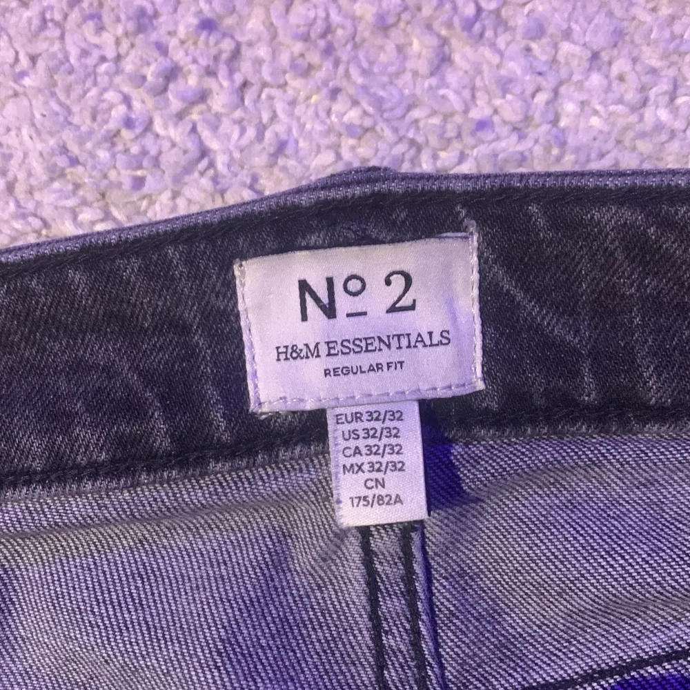 HM Essentials No 2 jeans.  Regular Fit storlek W32 - L32.  Inga defekter, kontakta vid intresse. . Jeans & Byxor.
