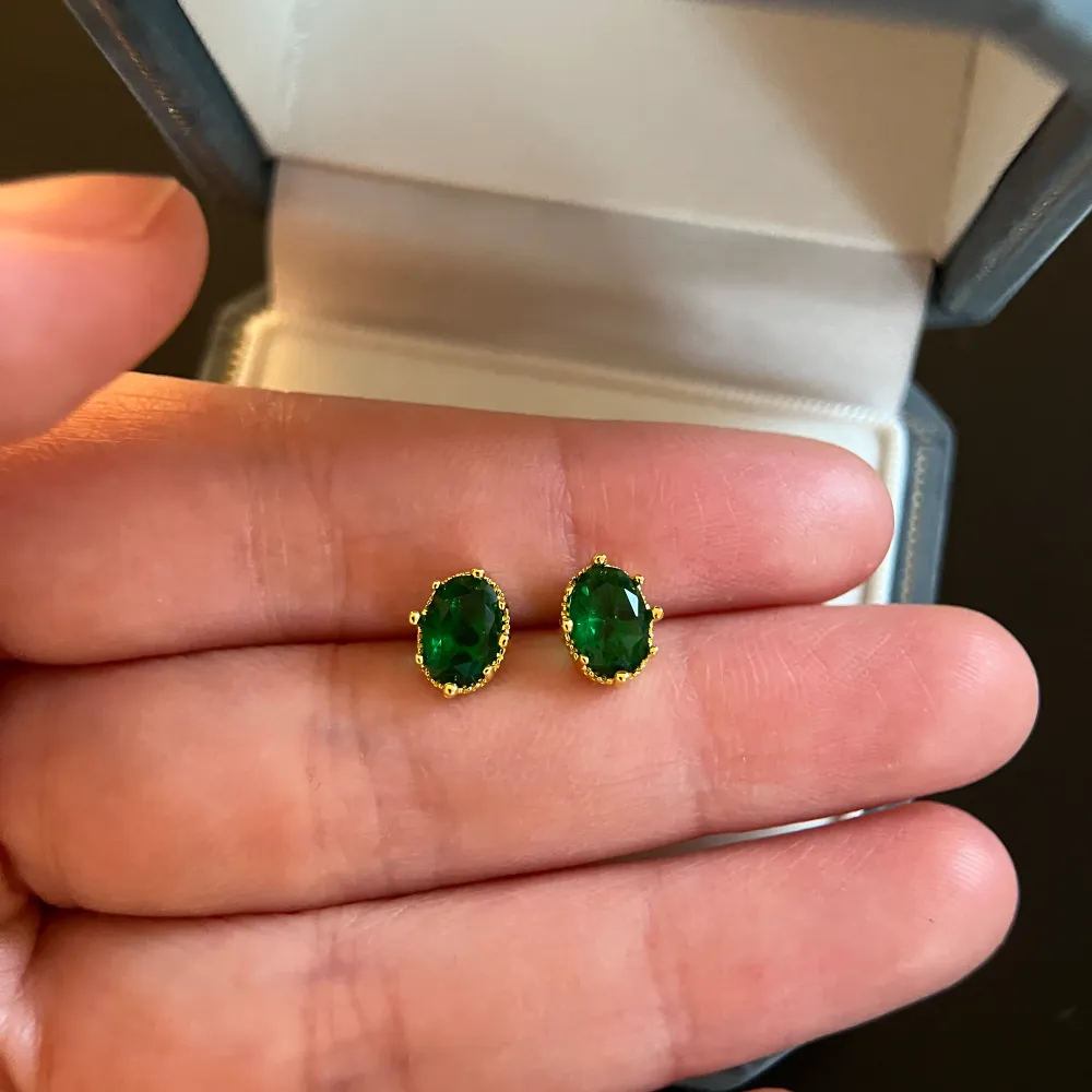 Emerald Zircon + Gold plated + Silver Pins for piercing + Earrings backs are included + brand new . Accessoarer.