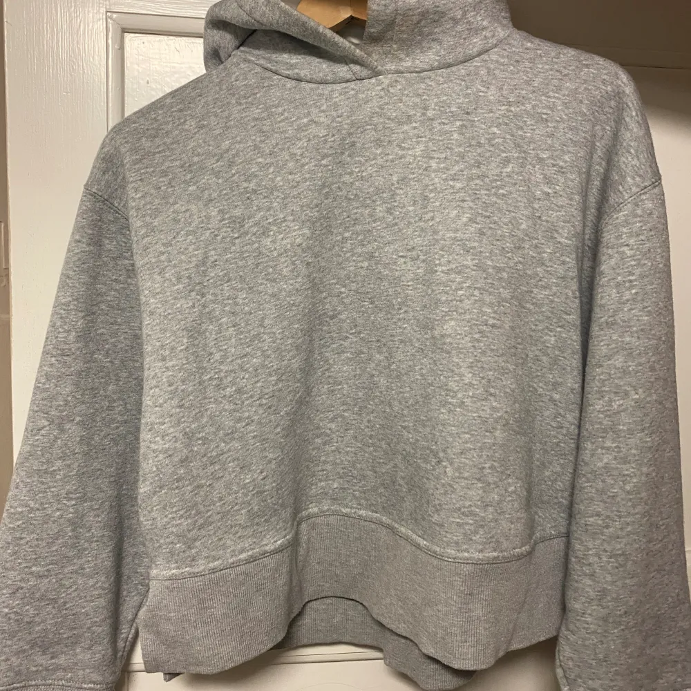 Så fin grå hoodie som är eftertraktad och en kortare modell🩶🤍. Hoodies.