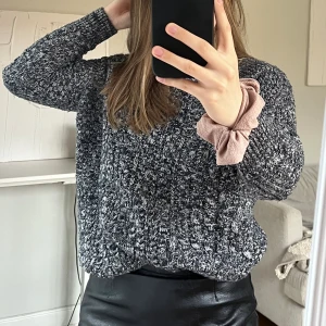 Stickad tröja - Stickad halvpolo från Topshop. Blåmelerad. Storlek 36. Fint skick 💗