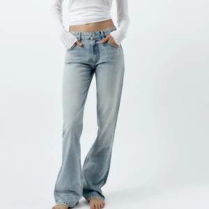 Säljer dessa jätte fina jeans från Zara då de blev för stora för mig. Bootcut och storlek 40 men är som en 38. De är slutsålda på Zara. 250kr + frakt 🩷 Skriv på DM för mer info el bilder🩷