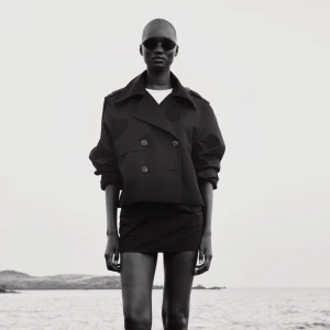 H&M-Svart Jacka i Trench-stil - ❗️INTRESSEKOLL❗️på denna superfina och helt slutsålda jackan i trench-stil från H&M då den tyvärr var för liten för mig🫶🏽Vid frågor är det bara att höra av sig!