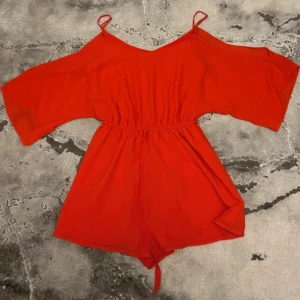 Röd jumpsuit - En röd super fin jumpsuit. Dubbeltyg. Fladdrigt material. 