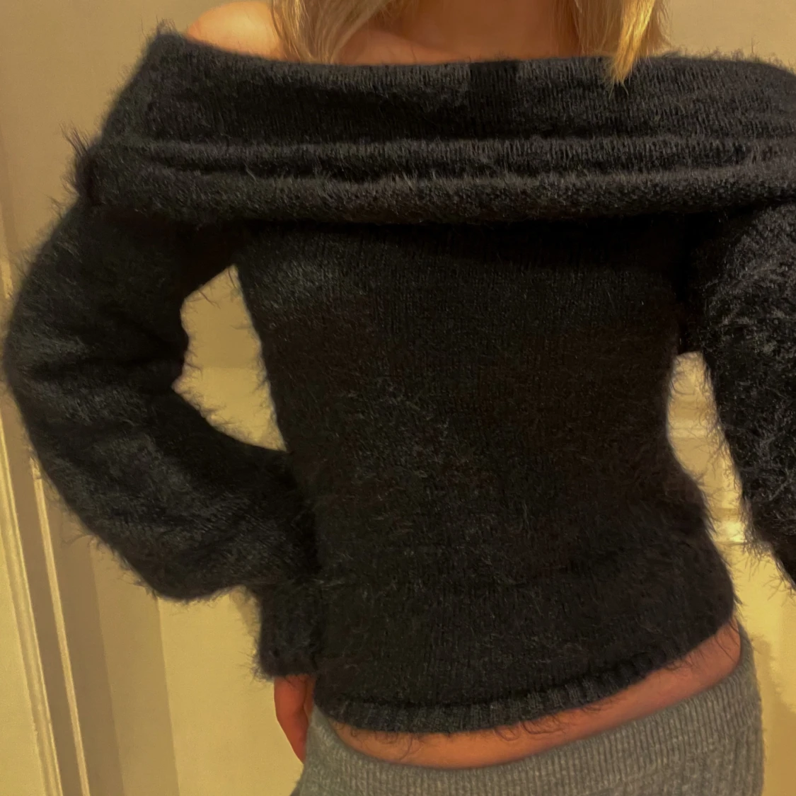 Off shoulder stickad tröja