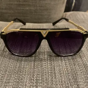 Tjena här säljer jag ett par helt o använda solglasögon de är i mycket bra skick och köptes för 700 men säljs bara för 400 men priset kan även diskuteras 😉