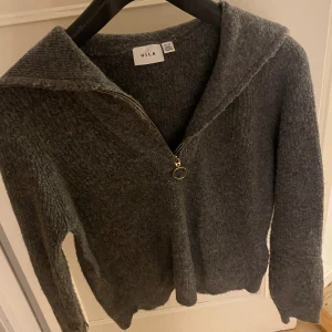 Grå tröja med kort dragkedja - Använd ett par gånger, lite nopprig men fortfarande jättefin! Köparen står för frakten 💕