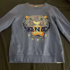 Sweatshirt från Kenzo i storlek M men sitter som S. Endast använd en gång så nyskick.