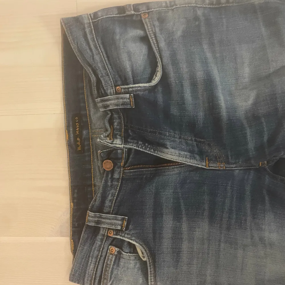 Säljer dessa feta nudie jeans i storlek 32/34. Modellen är Lean Dean och skicket är bra. . Jeans & Byxor.