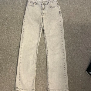 Fina jeans  - Fina jeans från Bikbok, strl W27 och L32. Säljer de för de kommer aldrig till användning så de är i fint skick.  Hör av er vid frågor!