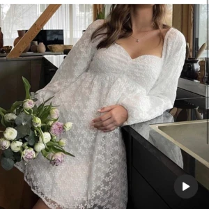 Superfin studentklänning  - Säljer denna superfina klänning från Ida Carlssons kollektion med Na-kd!💕💕Passar perfekt nu inför studenten! Har den i två storlekar, 34 och 36. Båda inköptes förra våren men är aldrig använda. 