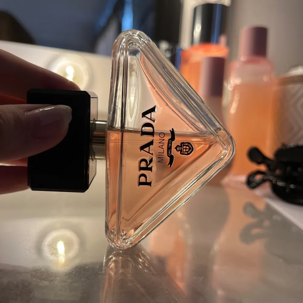 Säljer min 50 ml Prada paradox parfym som jag skulle säga är ca 70% kvar av. Säljer för 450kr inklusive frakten 🥰🥰 Betalas via swish :). Övrigt.