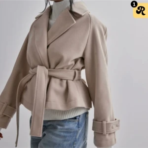 Beige kappa  - Helt ny har till och med prislappen kvar, köpt för 699kr, säljer pågrund av att jag inte tycker den passar mig. Storlek xxs-xs men passar en s även