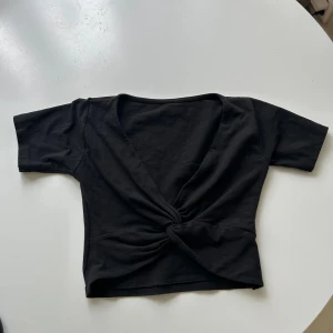 T-shirt med detalj - Fin t-shirt med detalj, går att använda bakofram också, kommer ej ihåg vart den är köpt & lappen är bortklippt