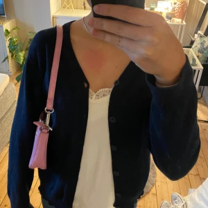 Handväska  - En jätte gullig handväska i en fin rosa färg💗💗 säljer den då den tyvärr inte kommer till användning💗💗