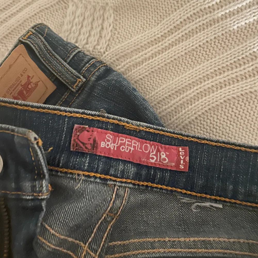 Snygga vintage Levis jeans med uppsprättade sömmar där nere 🩷. Jeans & Byxor.