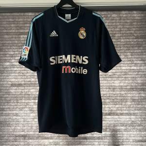 Real Madrid 2003/2004 borta ställ!! Bra skick men det finns slitage på sponsorn.  Skriv till mig vid funderingar eller mer bilder😁🤩