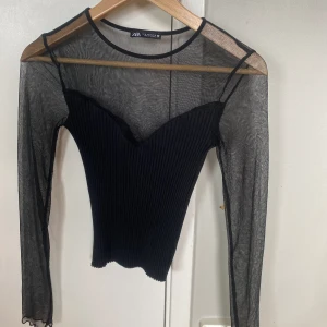 Topp - Zara topp. Perfekt till fest. Skriv för fler bilder eller frågor. Pris kan diskuteras vid snabb affär 💕🔥