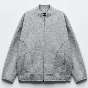 Zara Jacka - Säljer min ursnygga Zara jacka! Den är tyvärr är för stor för mig som är 162cm så den är helt oanvänd! Skulle säga att storleken är mer mot S/M💕Hör av dig vid frågor eller fler bilder🥰