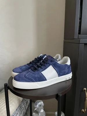 Flycrew skor mörkblå storlek 40.5 - Väldigt populära valentino skor som alla vill ha just nu, dom är storlek 40.5 men stora i storleken sitter som 41/41.5. Skorna är bara använda några gånger, dom är som att dom är nya. ALLA nitar är kvar!!