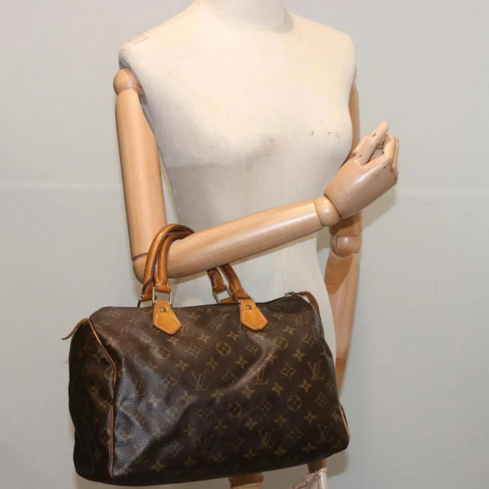 Louis Vuitton Speedy 30 är en tidlös klassiker! Det kommer att lägga till lyxig stil till alla kläder och passa alla tillfällen. Fler bilder och mer info i vår webbutik vintagetreasures.co. Väskor.