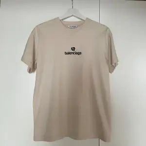 Oversized äkta Balenciaga T-shirt i storlek XS men passar även S och M då den är oversized. Pris kan diskuteras vid snabb affär. Använd 2 gånger. Nypris 4000