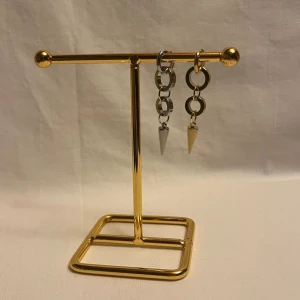 Örhängen  - Finns i guld och silver. Köp för 99kr/st Eller 185kr/ paret. Modell 150 Smyckes ställningen finns även att köpa för 299kr!