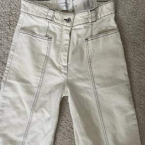 Jättesnygga vita jeans med svarta sömmar till sommaren! Aldrig använts med lappen kvar i strlk 14 men samma som xs!