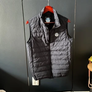 North Sail väst - Säljer denna riktigt snygga väst som är perfekt nu inför våren och sommaren. Storlek S men kan passa M också. bra skick med en jättebra passform. Nypris 3200kr men säljer för 650kr