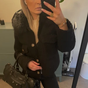 Chelsea jacka - Så fin jacka från Chelsea, identist med meotine! Lagom varm perfekt vårjacka💕  Sparsamt använd🙌🏼